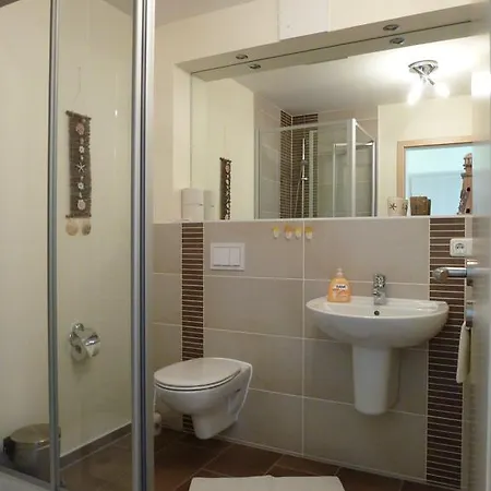 ファミリー トム アパート