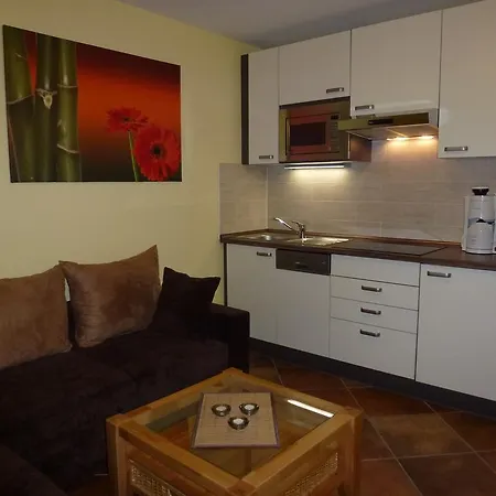 ファミリー トム アパート